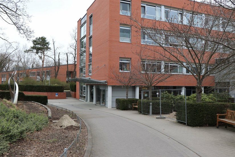 Besucher sind am Elbe-Elster Klinikum, wie hier am Standort in Finsterwalde, ab dem 1. April wieder erlaubt.