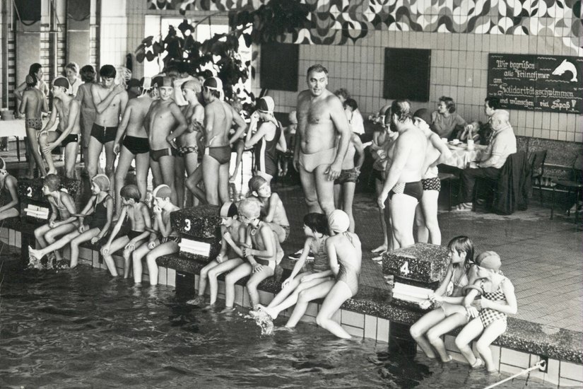 Schwimmsport: Schwimmbetrieb im Volksschwimmbad 1985, in der Mitte steht Schwimmmeister Peter Herbig. Foto: AG Zeitgeschichte Lübbenau