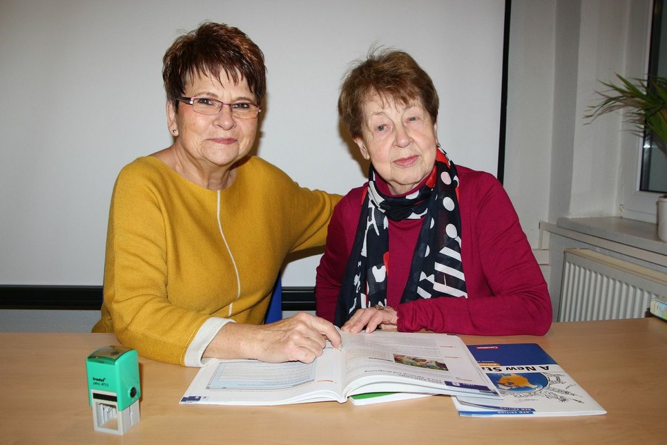 Englischlehrerin Regine Münch mit ihrer ältesten Schülerin Elfriede Schmidt (81).                  Foto: Farrar