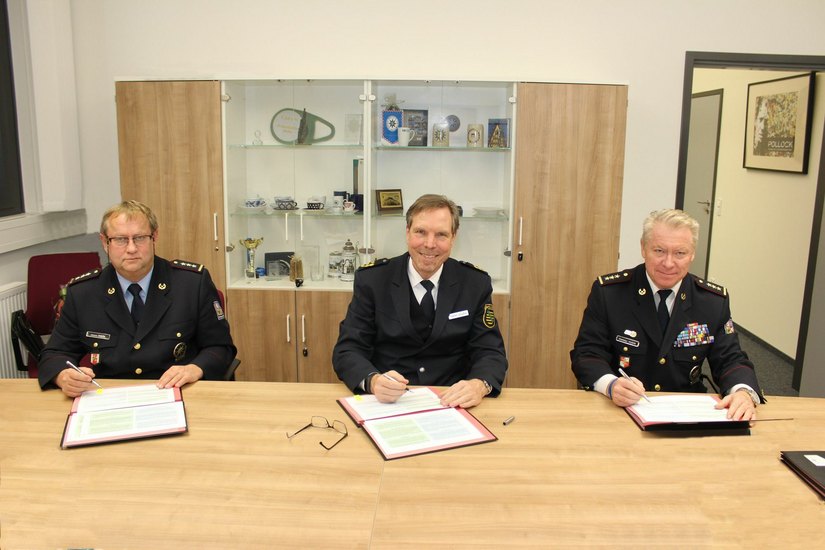 Direktor Jaromír Kníže, Polizeipräsident Torsten Schultze und Direktor Vladislav Husák (v.l.n.r.) unterzeichnen den Kooperationsvertrag. Foto: Polizei