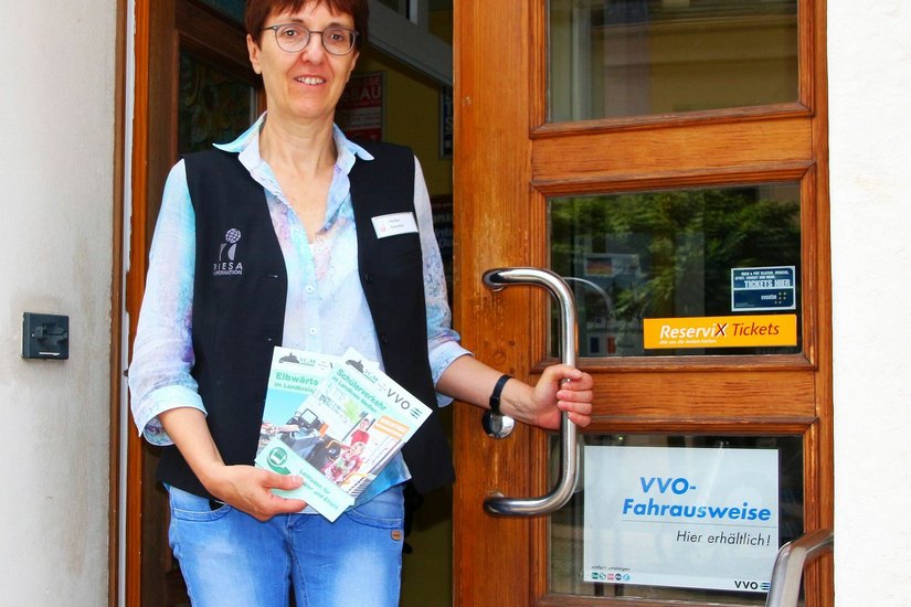 Heike Kandel, die Leiterin der Riesa-Information, freut sich gemeinsam mit ihrem Team den Kunden jetzt das komplette VGM-Paket anbieten zu können.  Foto: Farrar