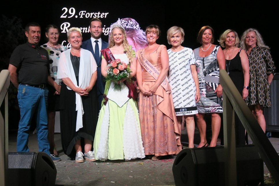 29. Rosenkönigin mit Bürgermeisterin (linke Seite) und 28. Königin (rechte Seite) sowie allen Sponsoren. Foto Dany Dawid