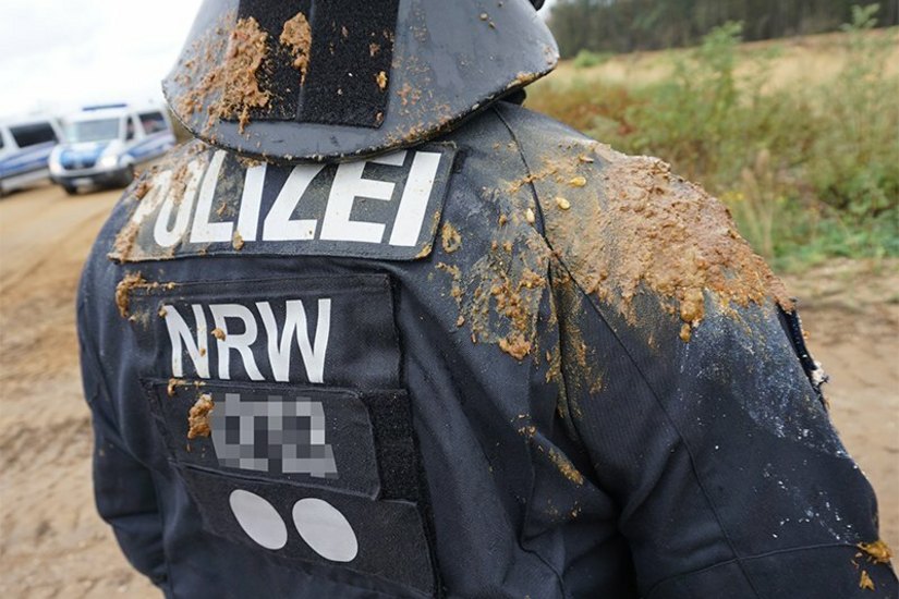 Die Polizei NRW wird beim Einsatz im Hambacher Forst mit Fäkalien beworfen. Foto: Twitter-Kanal der Polizei @PolizeiNRWAC)
