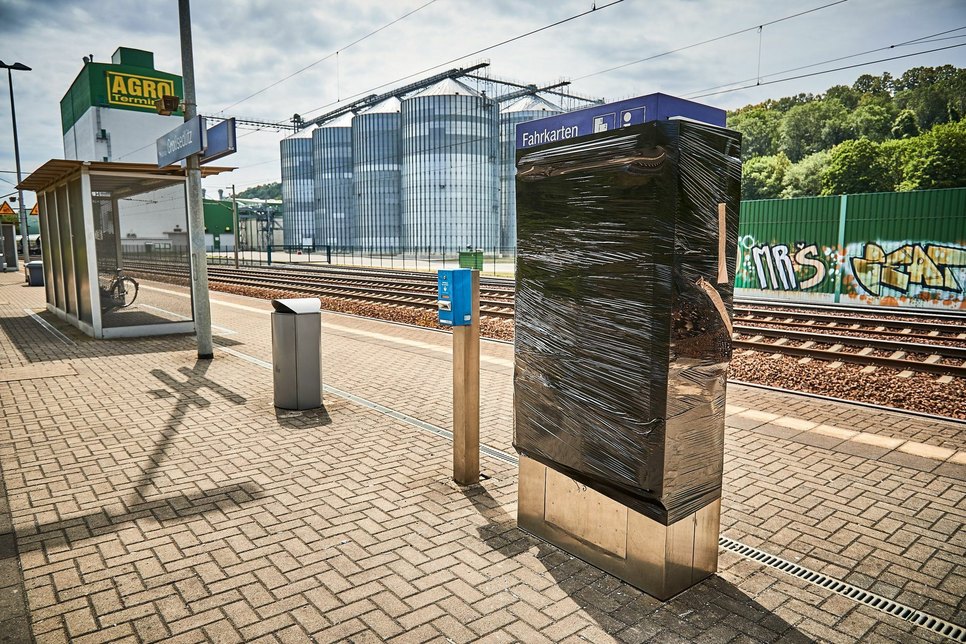 Jüngster Fall aus einer Reihe: Der Ticketautomat der Bahn wurde am Samstagmorgen gesprengt. Foto: Marko Förster
