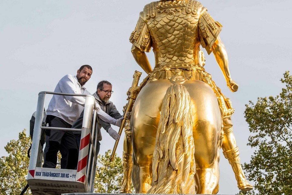 Die Experten von Fuchs+Girke aus Ottendorf-Okrilla brachten heute die restaurierte Schwertscheide wieder am Denkmal Goldener Reiter an