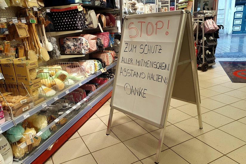 Das Schild im Kassenbereich weist Kunden auf Schutzmaßnahmen hin.  Foto: D. Förster