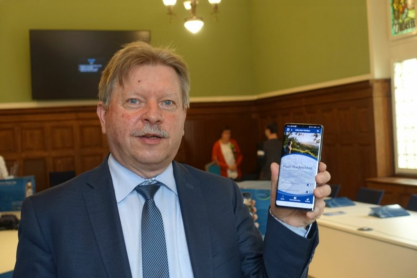 Oberbürgermeister Bert Wendsche hat die Radebeuler Bürger-App bereits auf seinem Telefon. Foto: Schramm