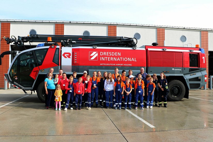 Nachwuchs-Feuerwehrmänner und -frauen besichtigten 2022 den Dresdner Flughafen.