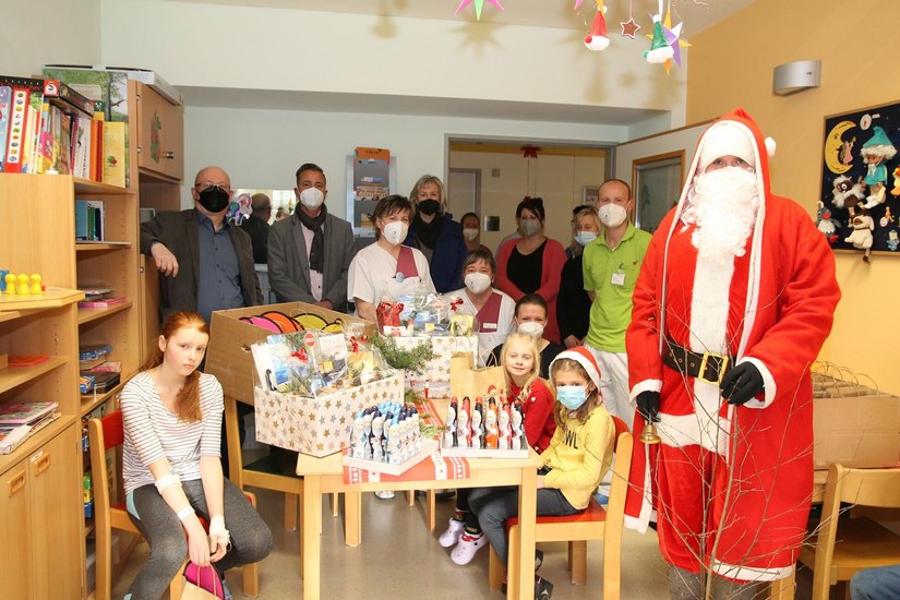 Der Weihnachtsmann und seine fleißigen Hoyerswerdaer Helfer besuchten auch diesmal die Kinderstation im Lausitzer Seenland Klinikum.