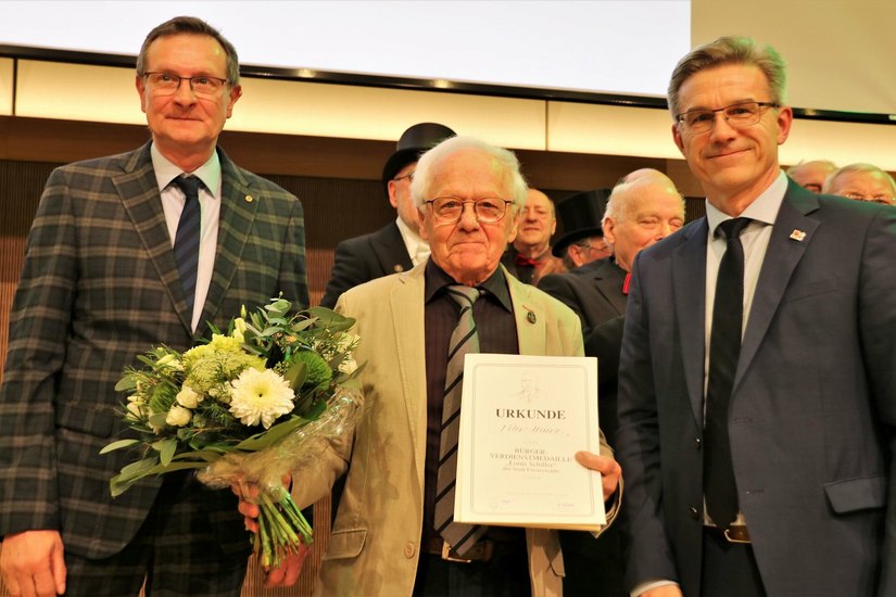 Peter Munz (mitte) nach der Ehrung mit der Louis-Schiller-Medaille mit Bürgermeister Jörg Gampe (r.) und Stadtverordnetenvorsteher Andreas Holfeld (l.).