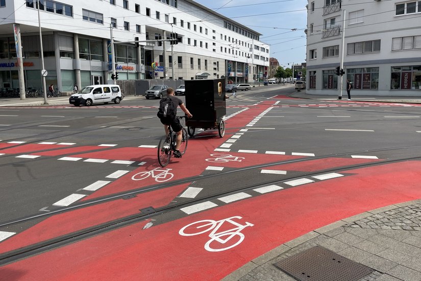 Rote Radwege sorgen für mehr Klarheit und Sicherheit im Straßenverkehr.