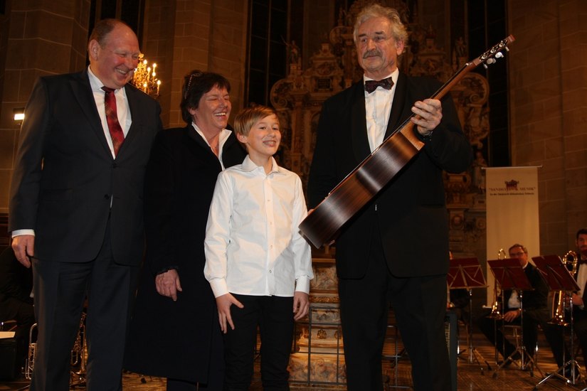 Vor einem Jahr überreichte  Ludwig Güttler Nick Heilfurth und seiner Musiklehrerin eine passende Gitarre aus Spenden der Festivalbesucher. Foto: D. Förster