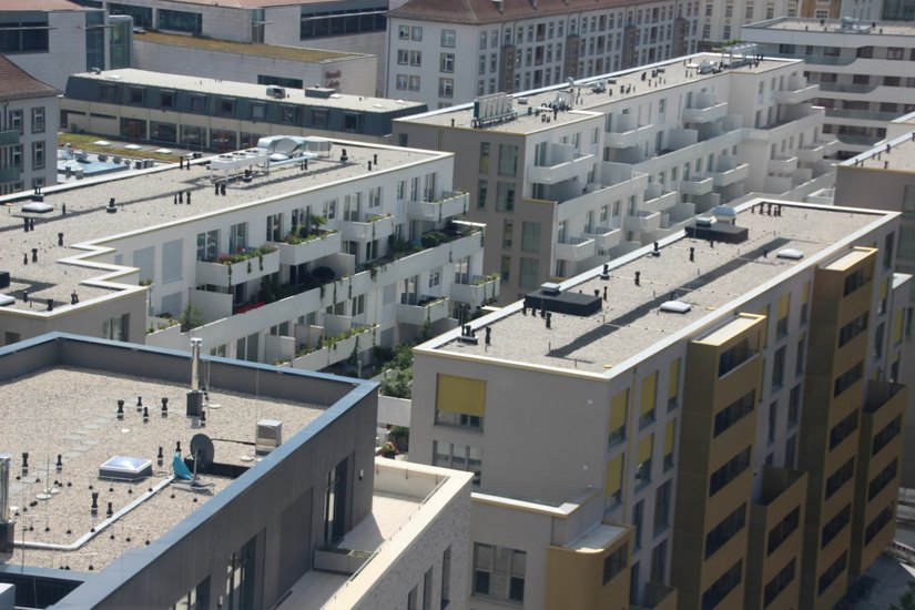 Blick auf die neuen Häuser an der Wallstraße/Postplatz. Wohnen kostet hier deutlich mehr als im Durchschnitt der KBU errechnet. Foto: Pönisch