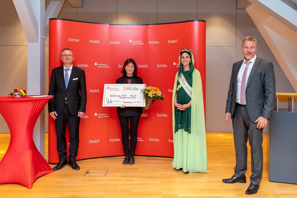 3 000 Euro gingen in Spremberg an die »Stiftung SPI« des Mehrgenerationszentrums Bergschlösschen.