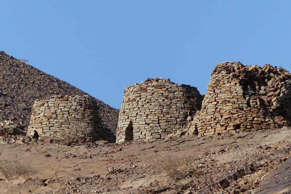 5000 Jahre alte Bienenkorbgräber vor dem Jebel Misht. Fotos: Wagner
