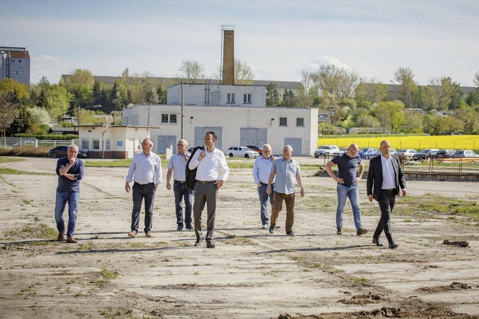 Die Mitglieder des Aufsichtsrates der Stadtwerke Riesa und Geschäftsführer besichtigen das Gelände der neuen Photovoltaikanlage an der Rostocker Straße. Foto: SWR