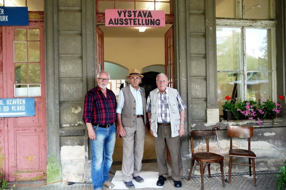 Die Macher der Bahnausstellung v.li.: Petr Kuchar, Dieter Hesse und Unterstützer Klaus Fiedler vor dem Bahnhofsgebäude.
