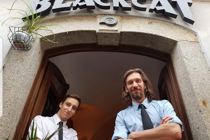 Christian Caveglia (rechts) und sein Sohn haben ihre Stammkundschaft stets freundlich bedient. Jetzt sucht die Bar nach neuen Nachfolgern. Foto: privat