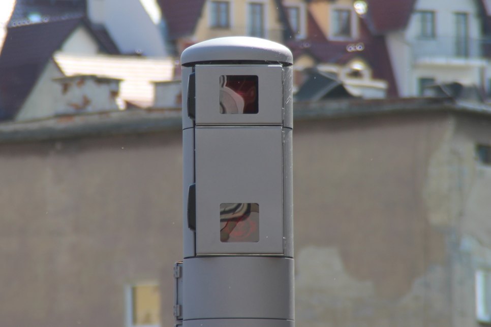 In etwa zwei Meter hohen grauen Säulen befinden sich die Objektive der Kamerasysteme und ein Laserblitzsystem. Foto: T. Keil