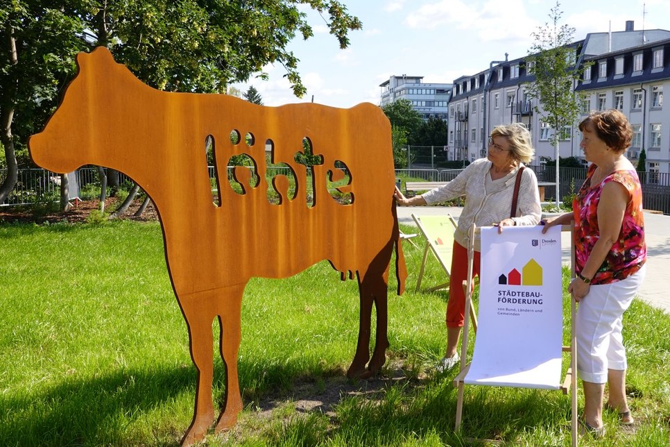 Dr. Angela Bösche (li.) und Marlis Goethe (rechts) haben maßgeblich daran mitgewirkt, dass  die `Kuh Löbte´ aus Cortenstahl auf der Weißeritz-Terrasse ihr Domizil bekommt.