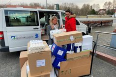 Mit medizinischem Verbrauchsmaterial unterstützte das Lausitzer Seenland Klinikum einen Spendentransport, der am Samstag von Bernsdorf aus in die Ukraine startete.