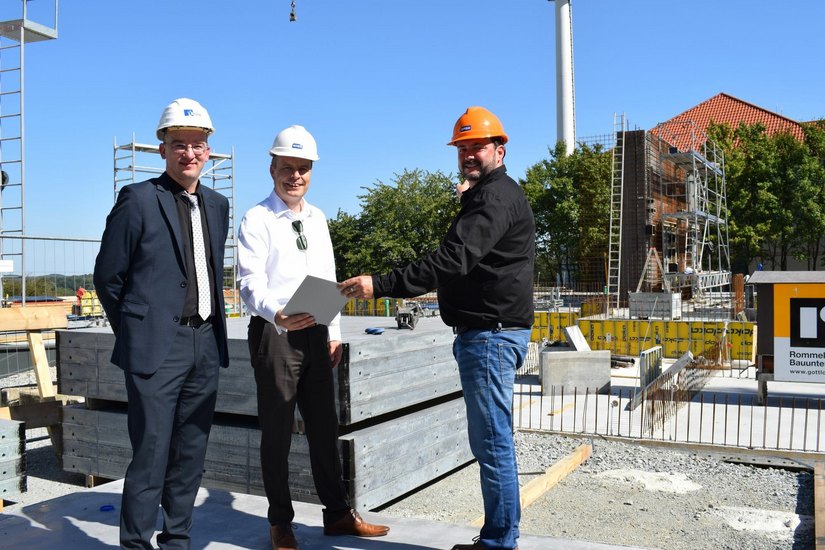 Bürgermeister Dr. Robert Böhmer studiert mit dem Enso Vorstand Dr. Frank Brinkmann und Projektleiter Jens Schorler die Baupläne. Foto: Sandro Paufler