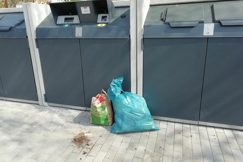 Unschönes Bild im Wohngebiet: Müll wird vor der Tonne abgestellt. Foto:  Farrar