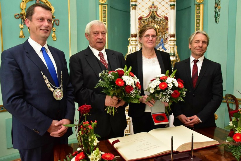Von links: Oberbürgermeister Holger Kelch,  die Ausgezeichneten Dr. Helmut Schmidt und Karin Kühl sowie Reinhard Drogla, Chef der Stadtverordnetenversammlung. Foto: hig