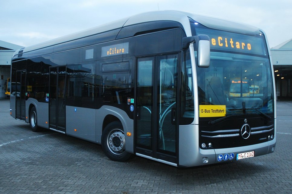 In Dresden unterzieht sich der erste in Deutschland gebaute Elektrobus vom 11. bis 13. Dezember den kritischen Blicken und Tests der Bus-Experten bei den Dresdner Verkehrsbetrieben. Foto: Schiller