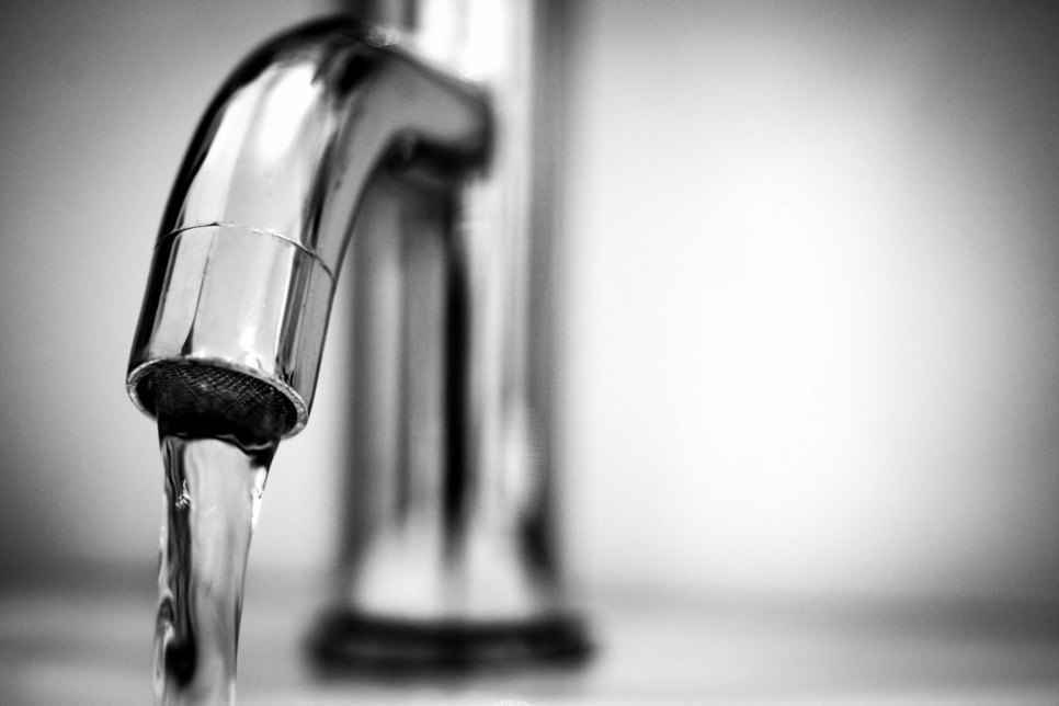 Den Durst muss man nicht mit Wasser aus der Flasche löschen. Bei uns fließt das Trinkwasser direkt aus dem Hahn. Foto: Pixabay