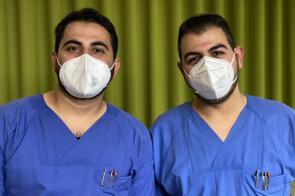 Mohamad Ashiti und Mohammed Alasaad sind jetzt Gesundheits- und Krankenpfleger in der Intensivmedizin des CTK. Foto: © Carl-Thiem-Klinikum Cottbus