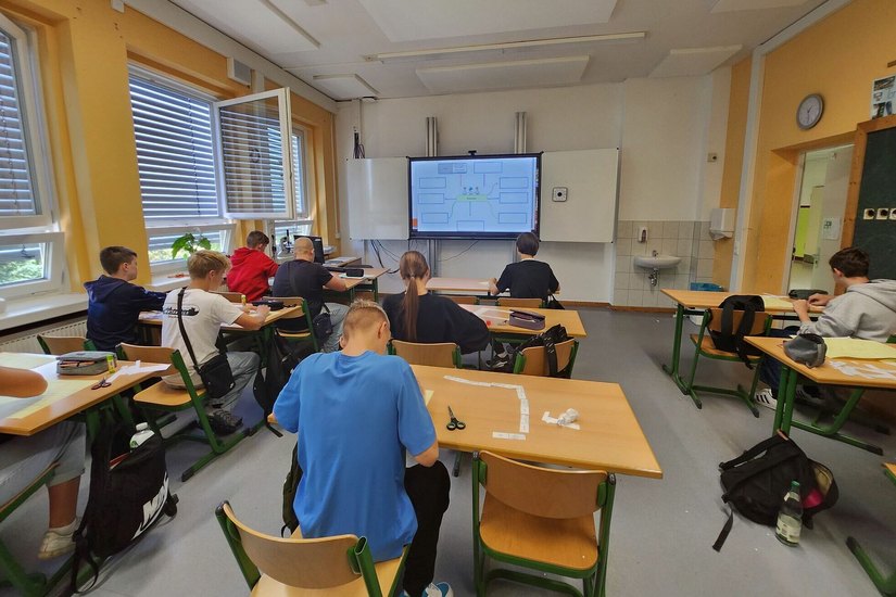 Ein Klassenraum mit digitaler Tafel in der Oberschule »Am Wehlenteich« in Lauchhammer.