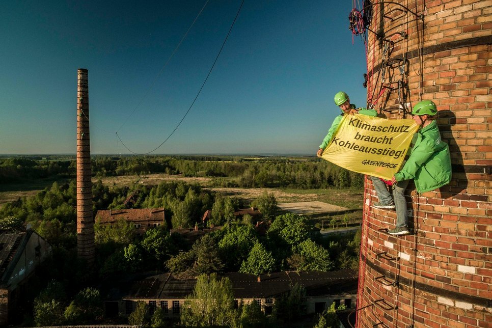 Kletteraktion von Umweltaktivisten am Rande des Tagebau Welzow-Süd I. Foto: Greenpeace