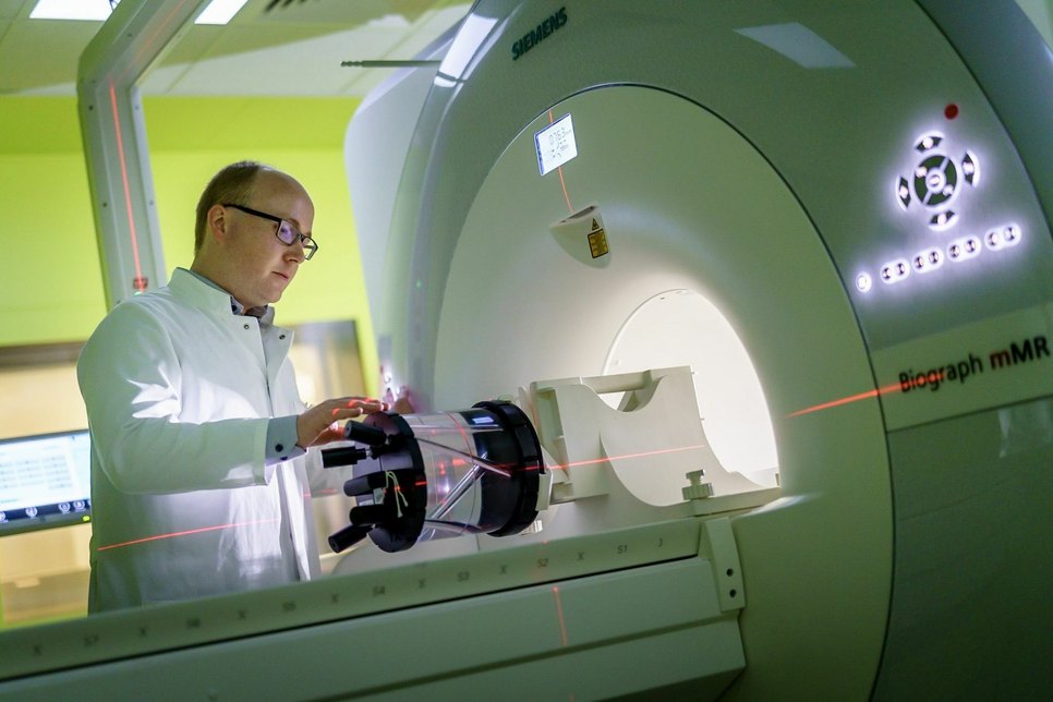 Ein integriertes Ganzkörpergerät für die Magnetresonanztomographie (MRT) und die Positronen-Emissions-Tomographie (PET) steht im NCT/UCC-Neubau für die patientennahe Forschung zur Verfügung. © NCT/UCC/André Wirsig