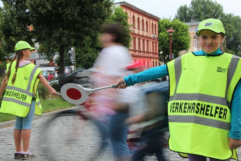 Verkehrshelfer sind in Cottbus wieder zum Schulanfang im Einsatz. Foto: Archiv/Verkehrswacht Cottbus