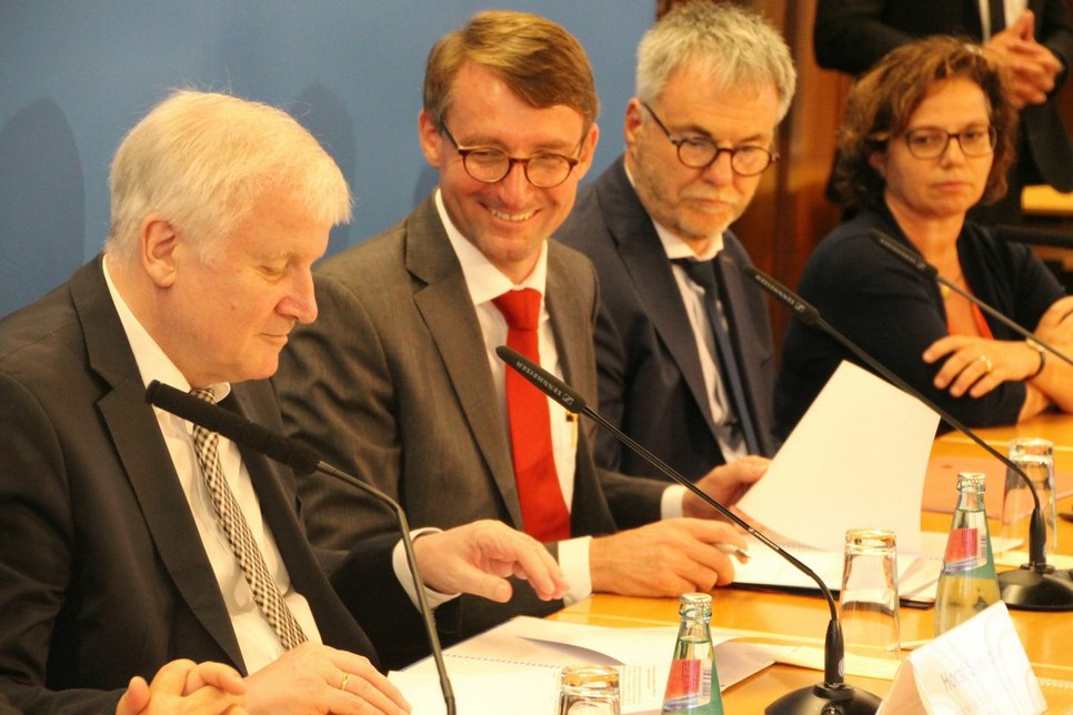 Horst Seehofer und Roland Wöller unterzeichneten die Absichtserklärung über den künftigen BSI-Standort in Freital.