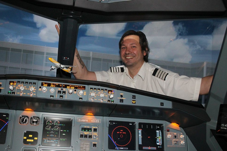 Hier putzt der Captain seine Cockpit-Fenster noch selbst. Die sind zwar aus Plexiglas, aber die Video-Beamer von Daniel Schulze sollen während des ganzen Fluges klare Sicht auf die Gäste haben. Foto: wit