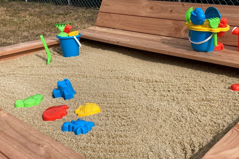 Der fertiggestellte Sandkasten lädt zum Spielen ein.