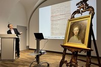 Kain Wenzel zeigt das Inventarbuch zum Gemälde.
 Foto: Görlitzer Sammlungen