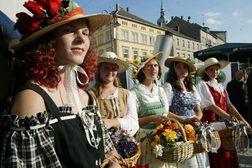 Blumenmädchen und Hostessen beim »Tag der Sachsen« 2003 in Sebnitz.