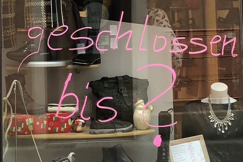 »Geschlossen bis ...?« steht auf einem Schaufenster eines Modeladens in der Pirnaer Altstadt.                             Foto: Rink