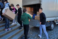 Schüler des Städtischen Gymnasiums in Riesa packen den LKW, der ihre Spenden an die ukrainische Grenze in ein Schullandheim nach Polen bringt.