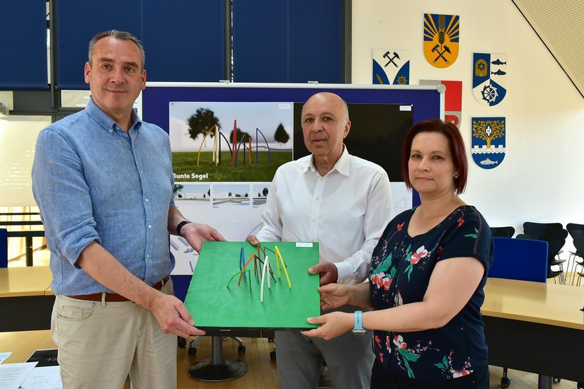 Ararat Heydeyan (M.) hat mit seinem Projekt »Bunte Segel« den Wettbewerb Kunst im Kreisverkehr gewonnen. Bürgermeister Andreas Fredrich (l.) und Ann-Kristin Jank (r.) vom Stadtplanungsamt freuen sich auf die Umsetzung.