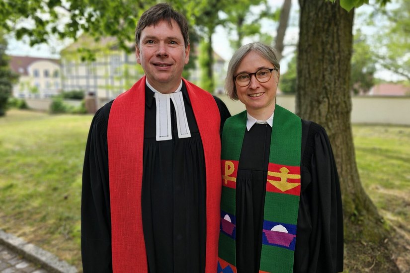 Pfarrer Steffen Doms und Pfarrerin Annegret Doms wurden am Samstag in der Nikolaikirche Lauchhammer feierlich verabschiedet.