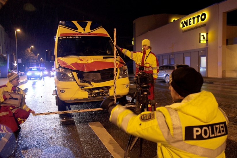 Polizei und Unfallforschung am Rettungswagen an der B 172 in Pirna. Foto: D. Förster