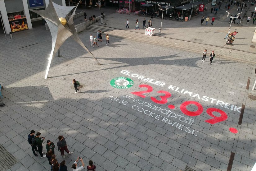 Das unübersehbare Bild auf der Prager Straße macht auf den Klimastreik aufmerksam.