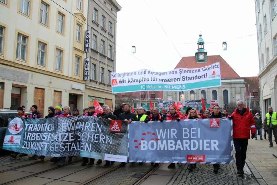 Vor der Kundgebung auf dem Obermarkt stand ein Demonstrationszug, der sich von den Werken von Siemens und Bombardier aus auf den Weg machte. Foto: Keil