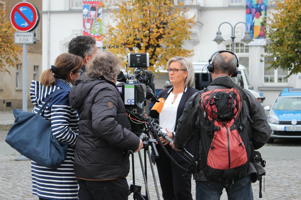 Die Ostritzer Bürgermeisterin Marion Prange im Gespräch mit einigen Medienvertretern. Foto: Keil