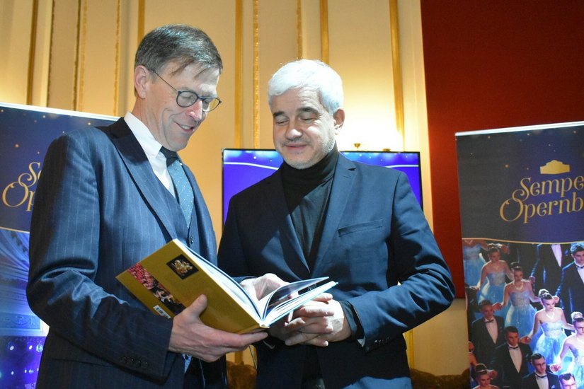 Matthias Rößler (li.) und Hans-Joachim Frey beim Blättern im neuen Buch. Foto: Schiller