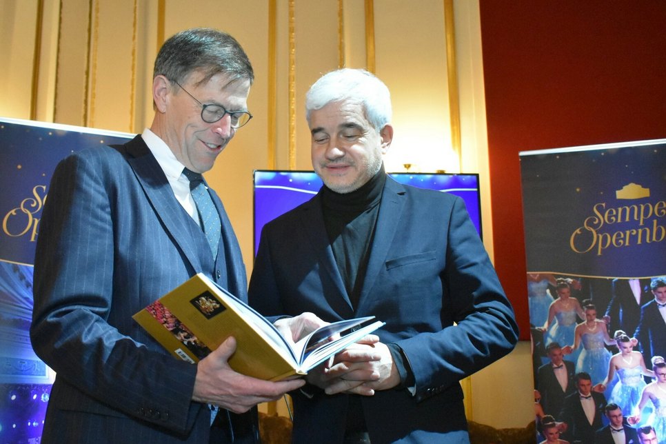 Matthias Rößler (li.) und Hans-Joachim Frey beim Blättern im neuen Buch. Foto: Schiller